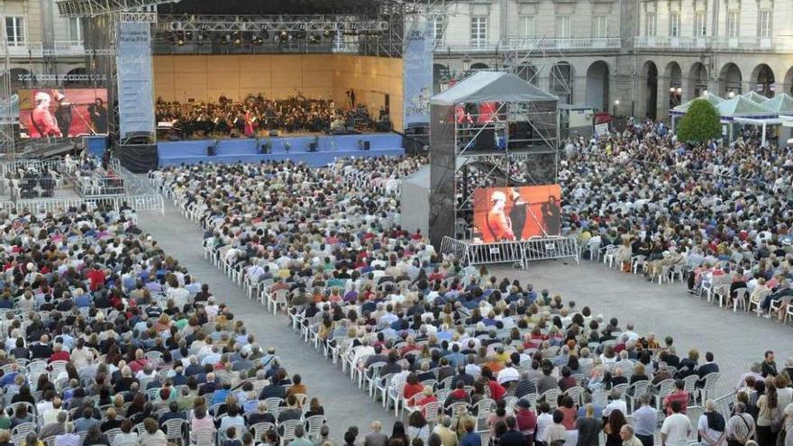 El público del concierto, ayer, en la plaza del Concello.