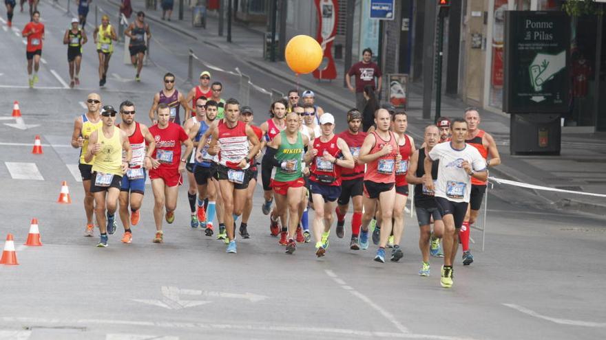 Grupo de atletas en la Gran Vía en 2014.