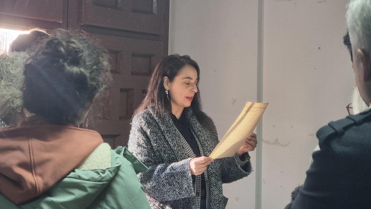 Cristina Tamames lee uno de los documentos impresos durante la visita al Archivo Muncipal.