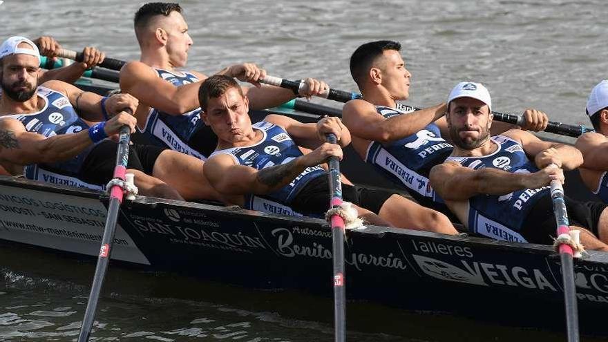 Parte de la tripulación de Tirán Pereira en pleno esfuerzo en la regata de ayer. // José Mari López/Diario Vasco