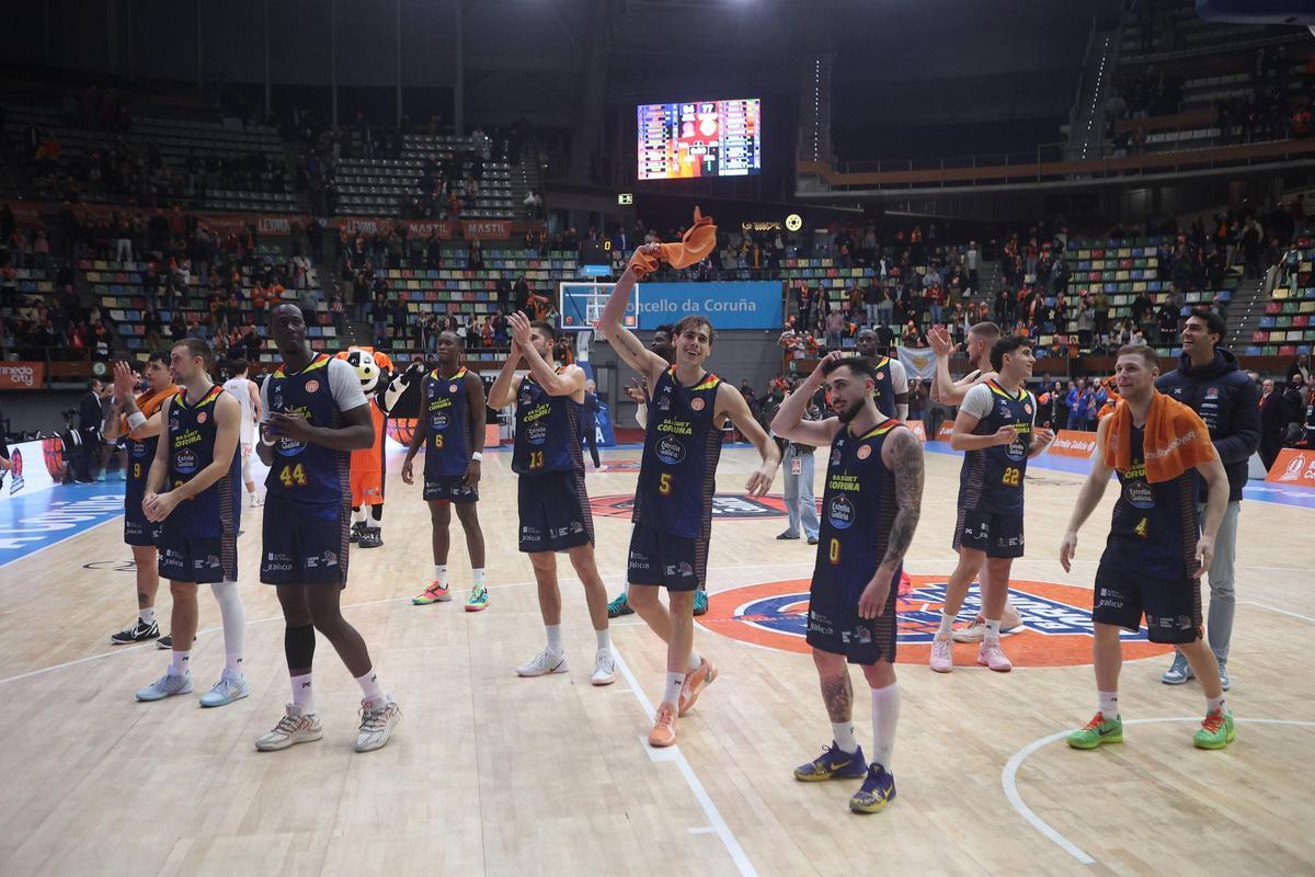 Los jugadores del Leyma celebran la victoria contra el COB en el Coliseum.