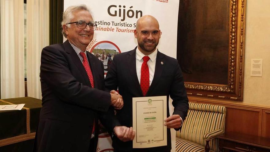 Tomás Azcárate (izquierda) entrega la Certificación Biosphere a Jesús Martínez Salvador.