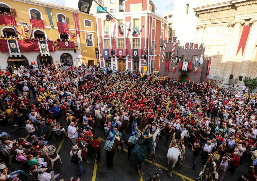 El singular baile moro, la batalla entre los dos bandos con el tiroteo con arcabuces, la Embajada y la procesión centran la jornada