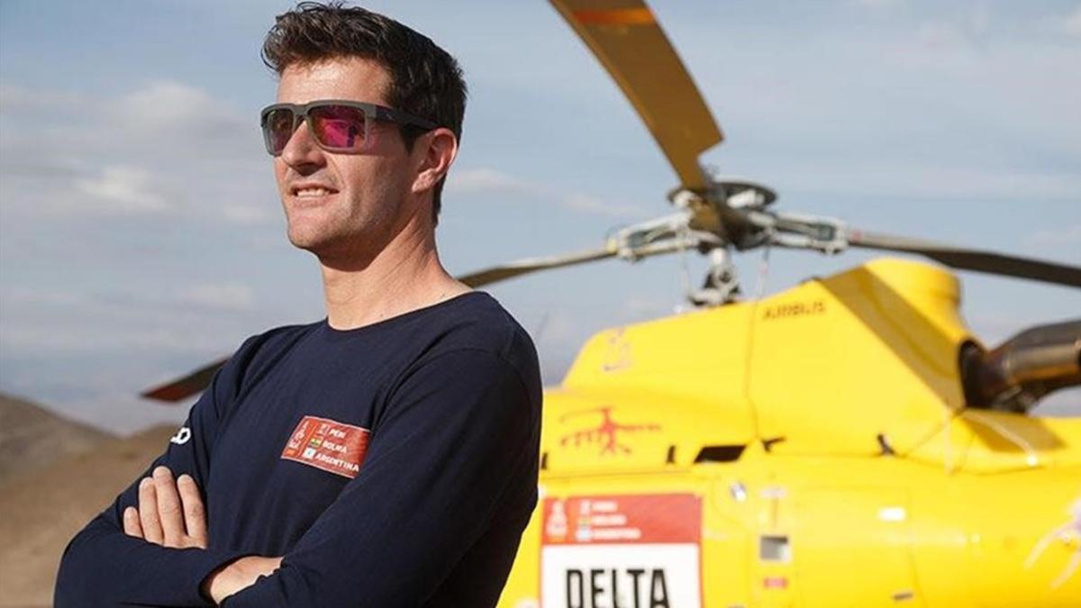 Marc Coma, junto al helicóptero con el que seguía, día a día, el Dakar.