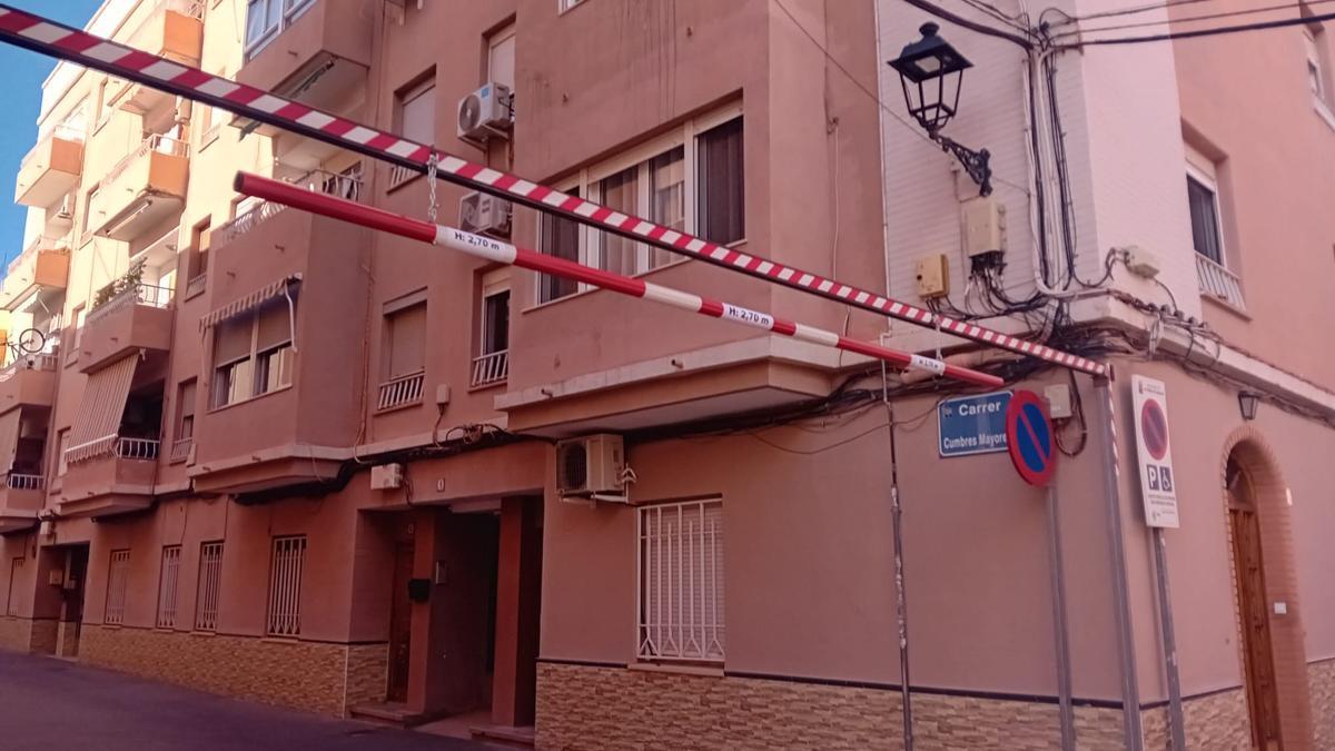 Gálibo colocado en la calle Cumbres Mayores de la Pobla de Farnals para evitar el paso de camiones.