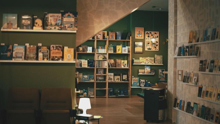 Así es la cafetería-librería más especial de A Coruña: butacas de cine, un teatro e incluso una cabina de tren