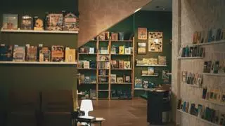 Así es la cafetería-librería más especial de A Coruña: butacas de cine, un teatro e incluso una cabina de tren