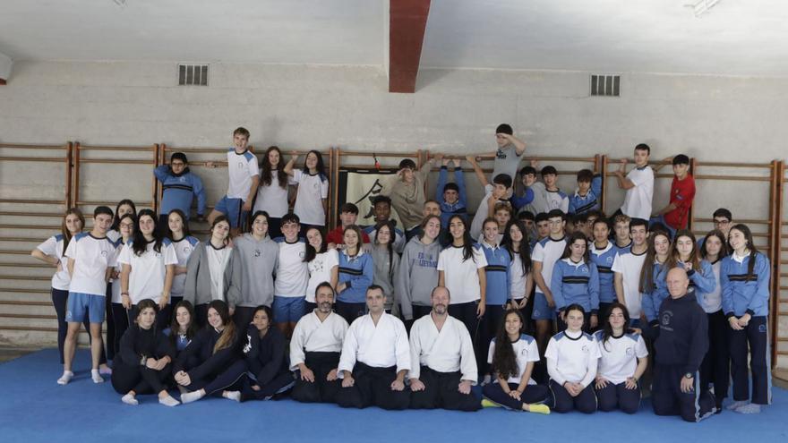 En el centro de la imagen, Vicente Alama, Andrés Muslera y Daniel Escotet, con los alumnos de 1.º de Bachillerato. | Fernando Rodríguez