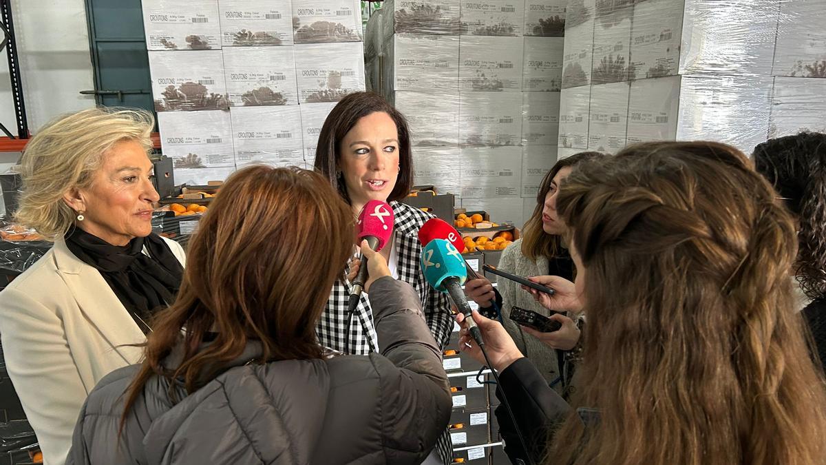 La consejera de Salud y Política Social, Sara García Espada, en su visita al Banco de Alimentos de Badajoz.