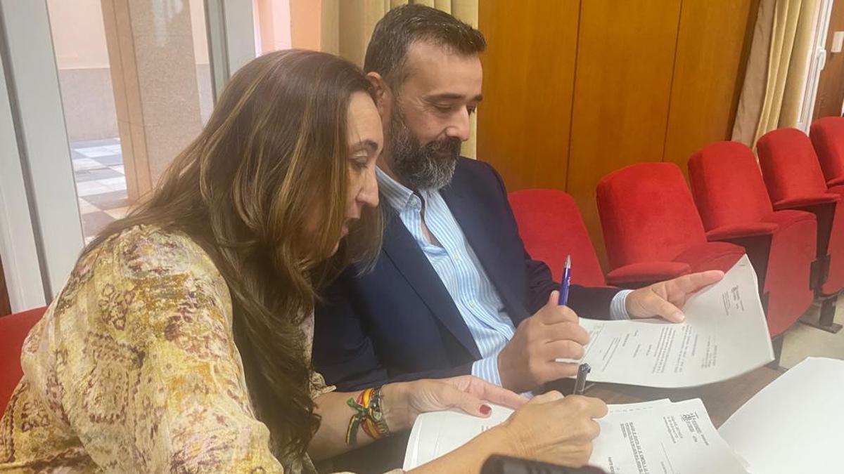 Los concejales de Vox Paula Badanelli y Rafael Saco.
