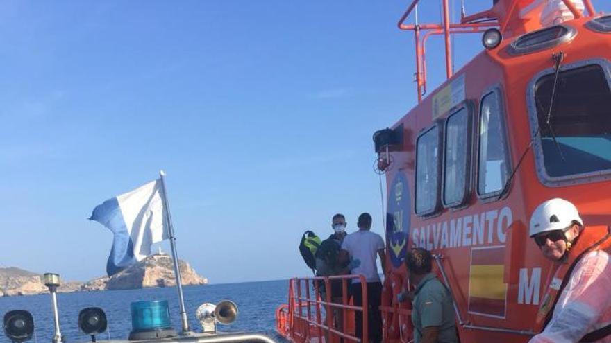 Die Boatpeople wurden mit einem Boot der Seenotrettung nach Palma gebracht.