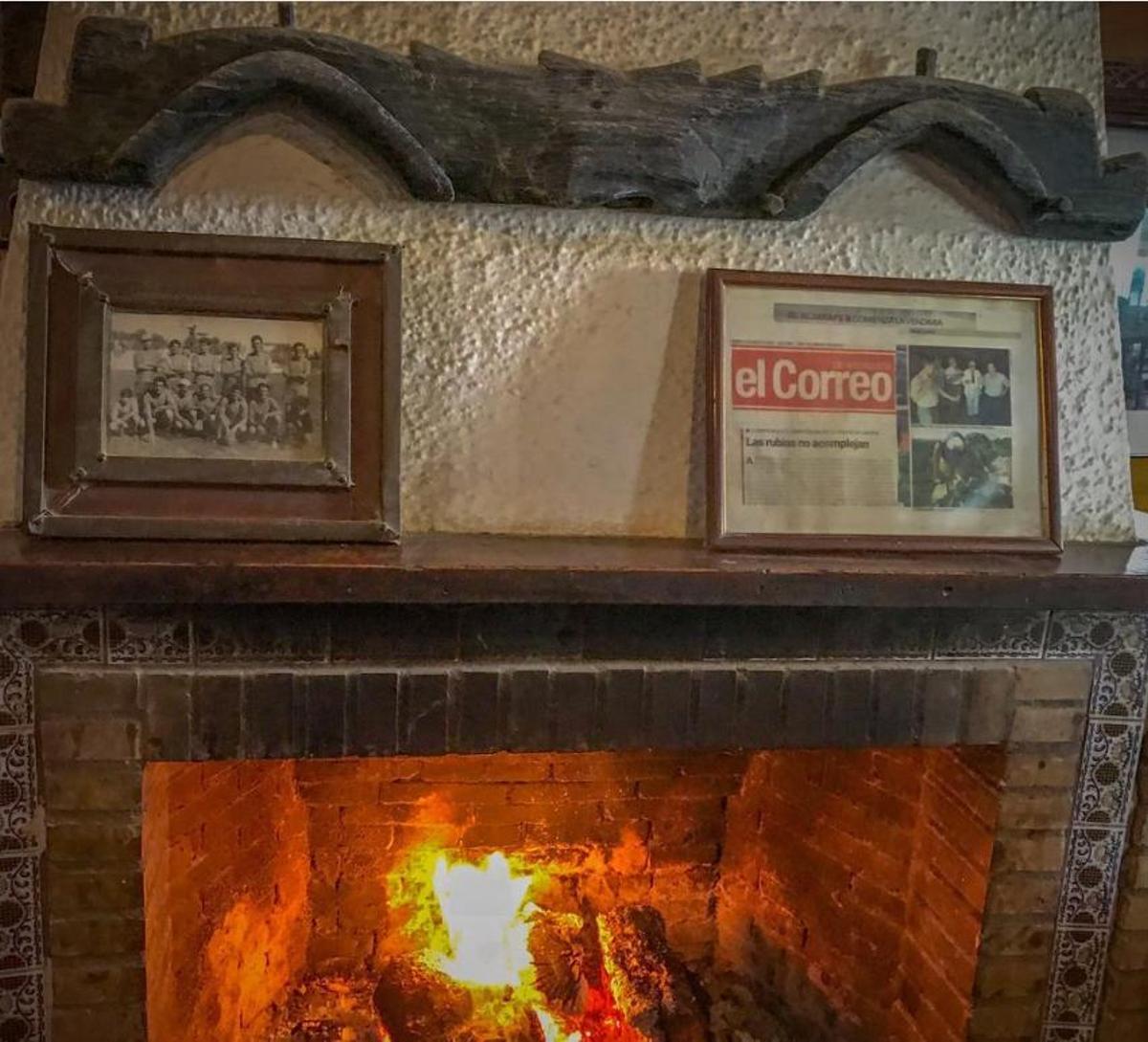 La Taberna El Mellizo tiene una chimenea en uno de sus salones