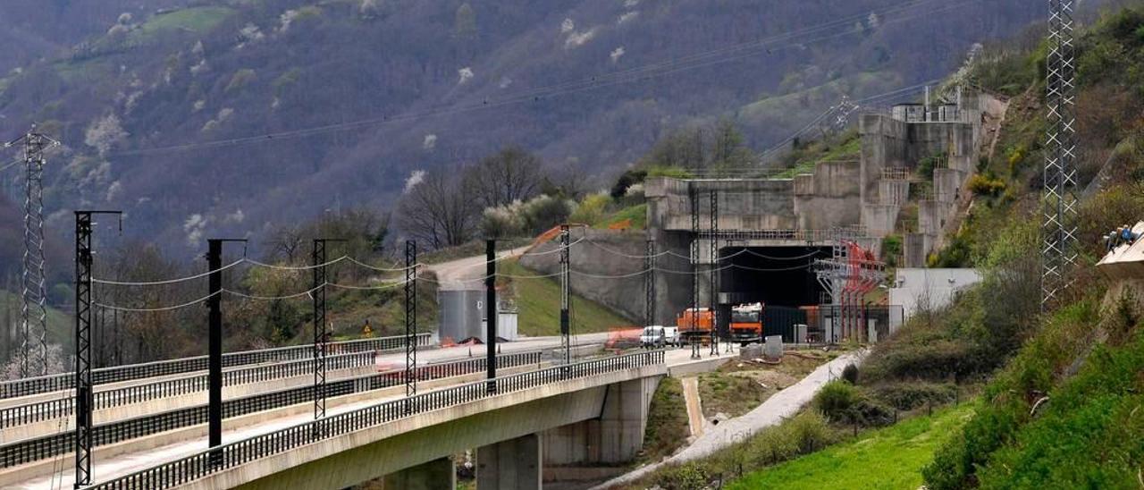 Obras de la variante de Pajares en la zona de la ladera inestable de Campomanes.