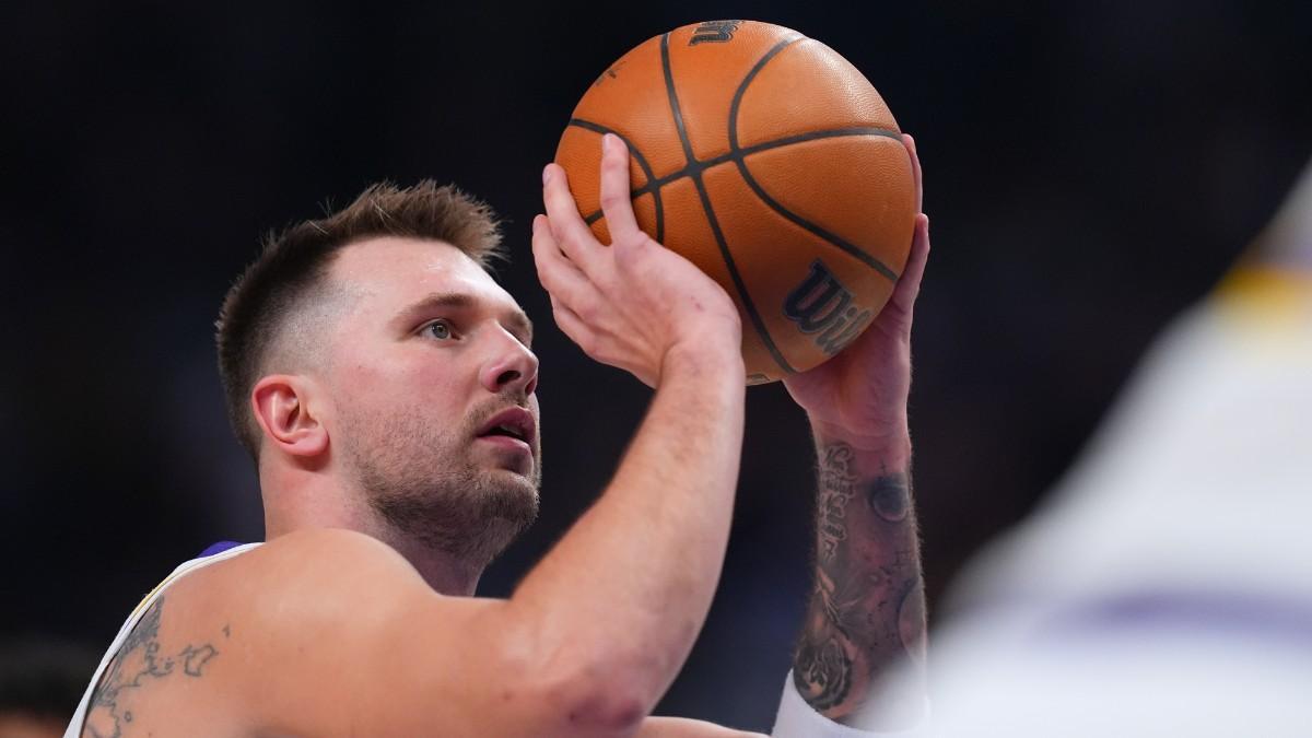 Luka Doncic, lanzando un tiro libre contra los Dallas Mavericks