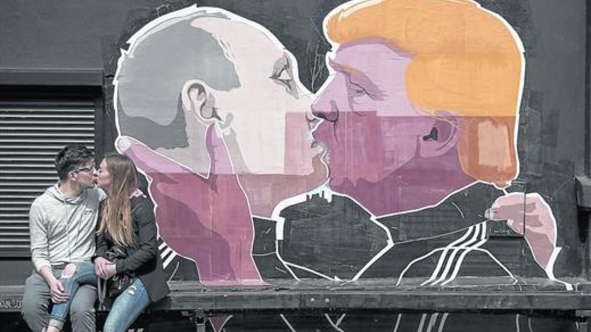 El beso de Putin y Trump en un muro de Vilna (Lituania), a semejanza del que se dieron Honecker y Breznev de 1979 estampado en el Muro de Berlín.