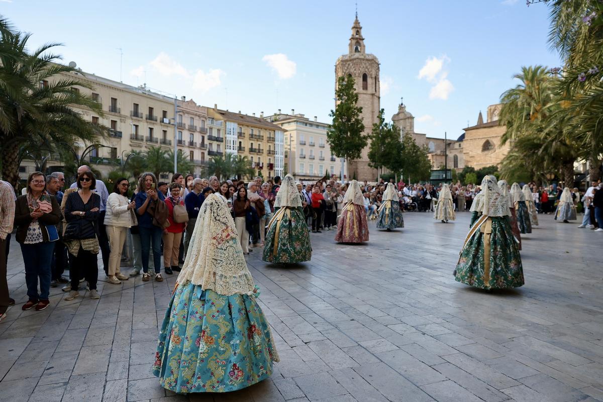 Carmen, Marta y la corte en la procesión de la Virgen de los Desamparados