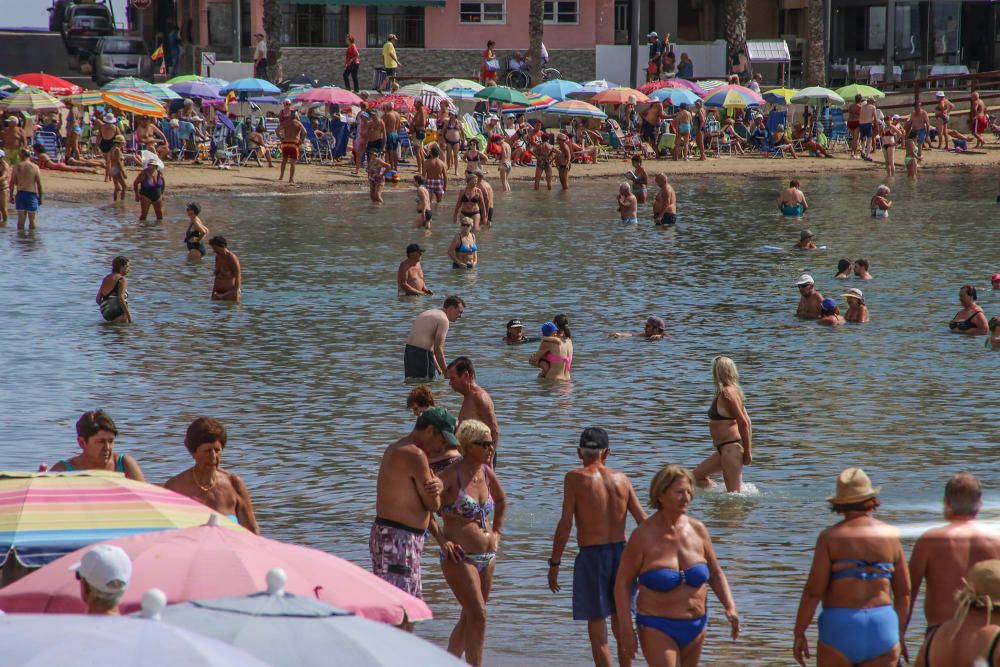 El buen tiempo y las buenas condiciones marítimas siguen animando a pasar la jornada en la playa pese a que desde hace tres semanas no hay servicio de socorrismo en Torrevieja