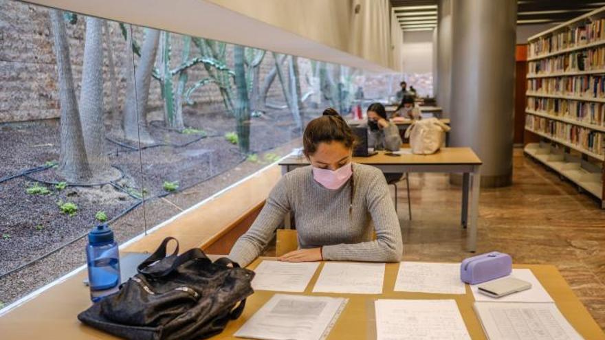 La EBAU rebosa la biblioteca