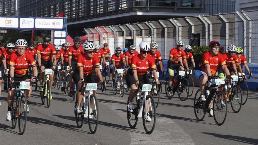 El Gran Fondo Internacional de Valencia llena de ciclista la Marina