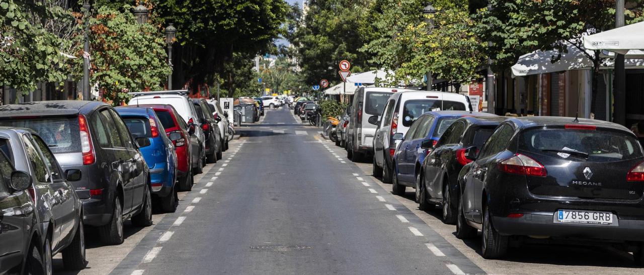 La calle Literato Azorín, actualmente de aparcamiento gratuito, pasará a ser de pago para no residentes.  | GERMÁN CABALLERO