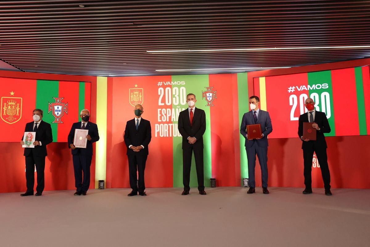 Presentación de la candidatura al Mundial 2030, con el rey Felipe VI en el centro y los presidentes de los gobiernos de España y Portugal a su lado.