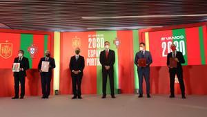 Presentación de la candidatura al Mundial 2030, con el rey Felipe VI en el centro y los presidentes de los gobiernos de España y Portugal a su lado.
