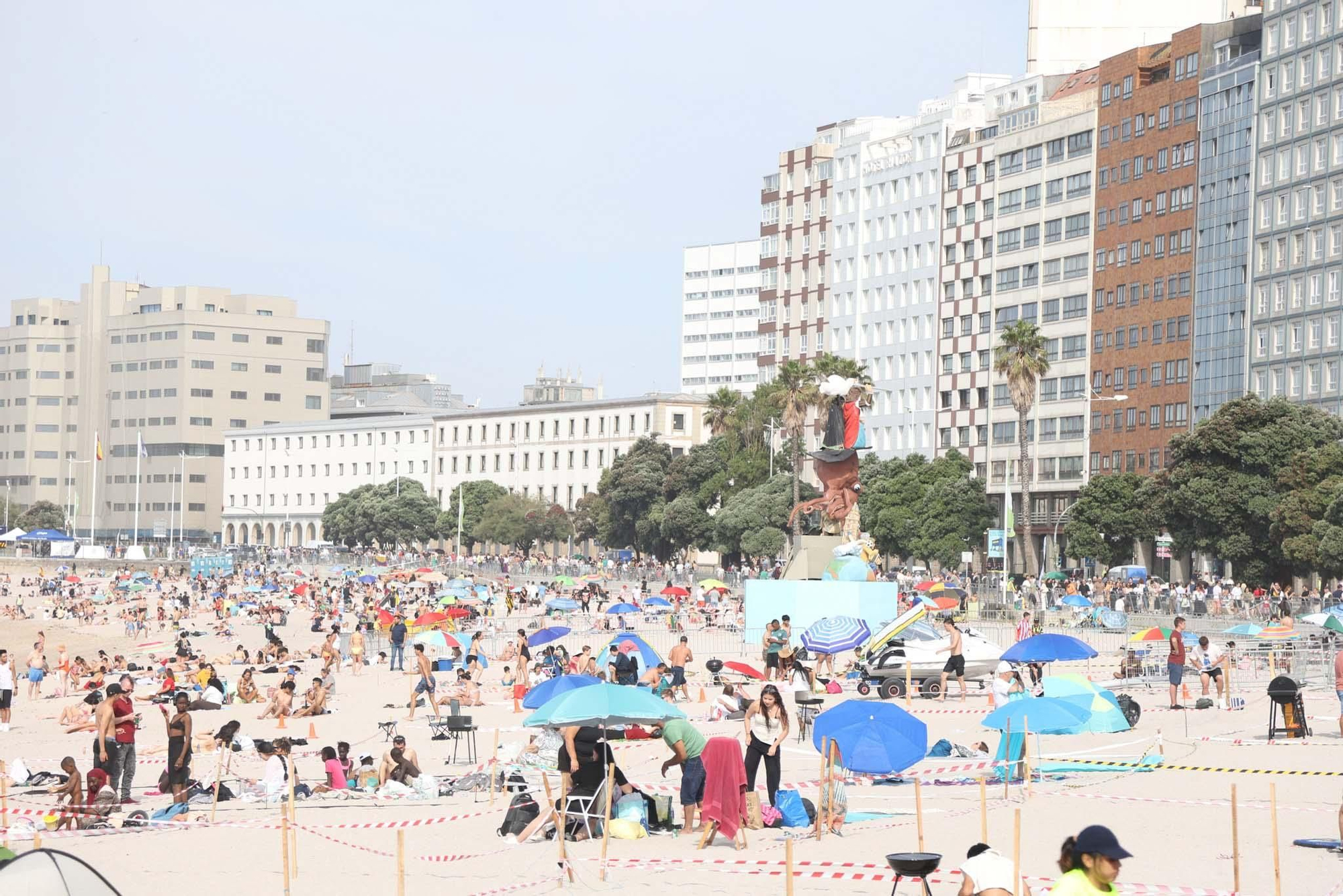Reparto de madera y primeras hogueras en las playas de Orzán y Riazor