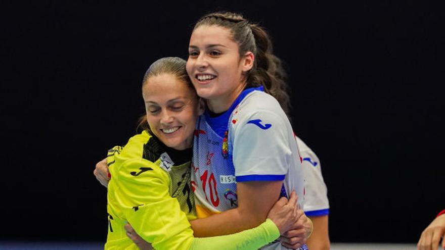 Silvia Navarro celebra el pase a la final con varias de sus compañeras de selección.