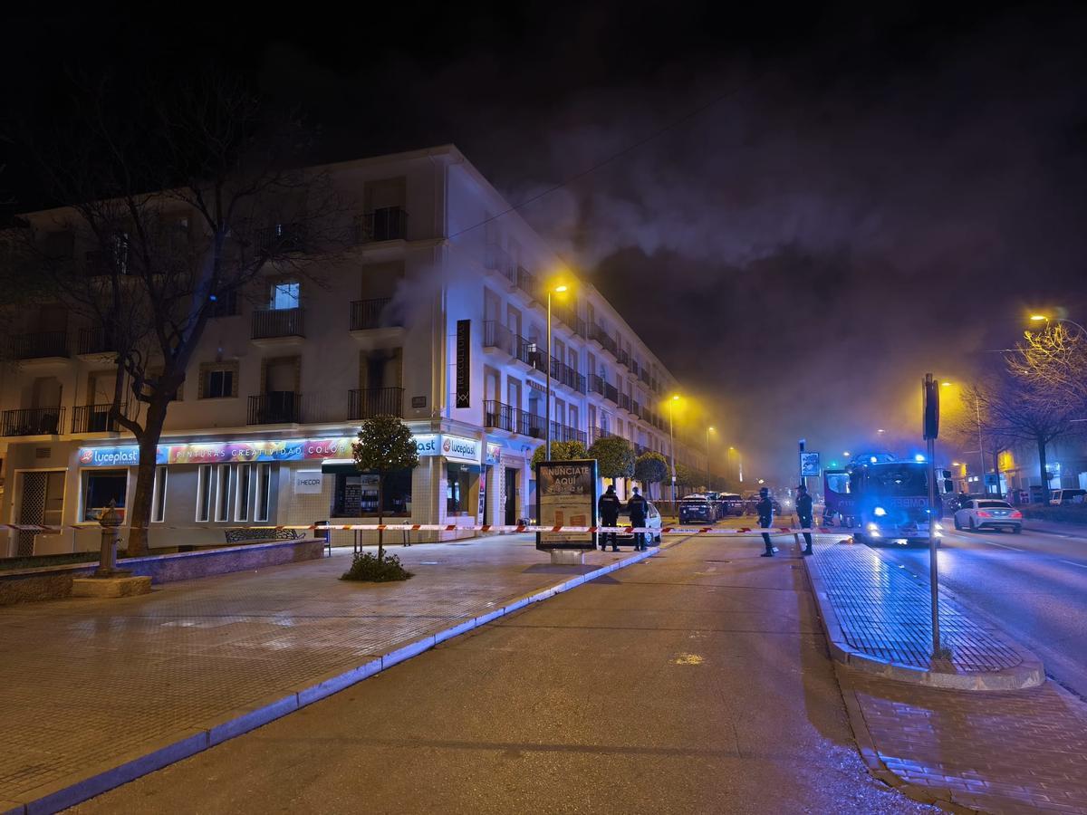 Efectivos en las inmediaciones del incendio en Lucena.