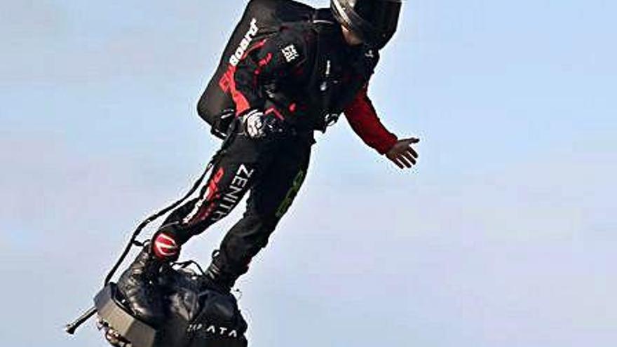 Franky Zapata creua el canal de la Mànega amb un «flyboard»