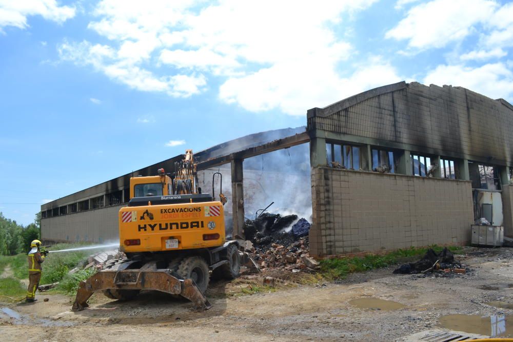 S'incendia una nau de la fàbrica tèxtil Fibresa d'Avià