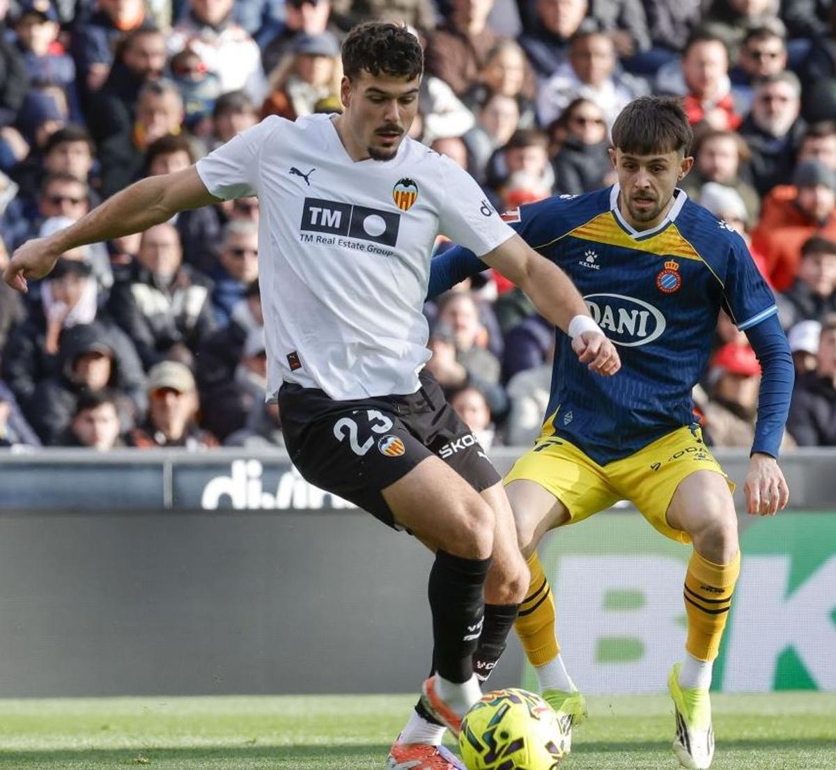 Ugrinic conduce el balón ante un rival