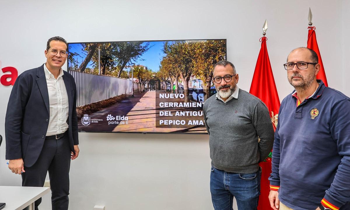 El alcalde con el concejal de Espacio Público y el técnico de Obra Pública, durante la presentación del proyecto