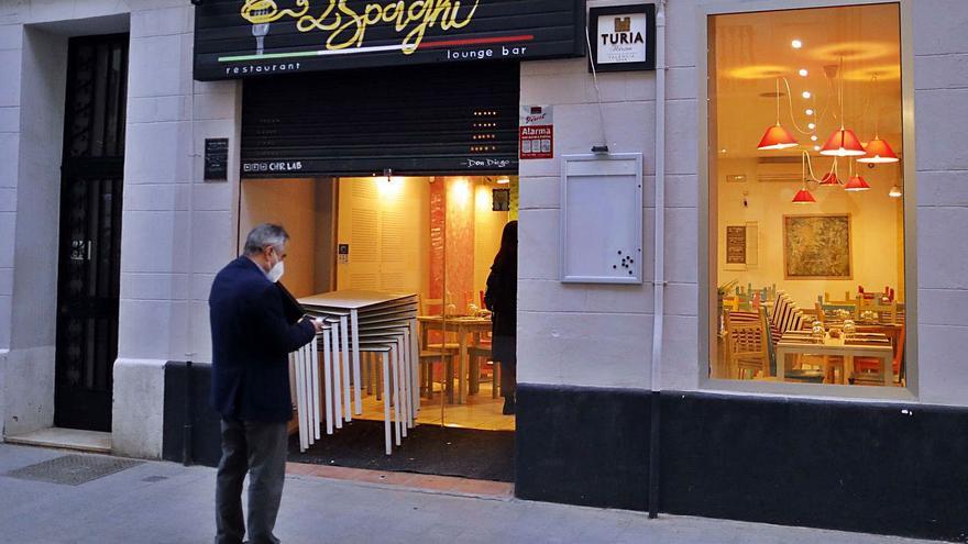 Clientes recogen ayer tarde comida para llevar, en un local abierto solo para este servicio. | M. A. MONTESINOS