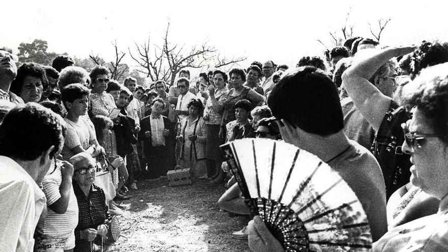 Alzira 1986. Un vidente madrileño, Ángel Muñoz, reunió durante años a decenas de seguidores en lo alto de la Muntanyeta del Morrut de Alzira. Allí lanzaba mensajes apocalípticos. Luego fue acusado de estafa.