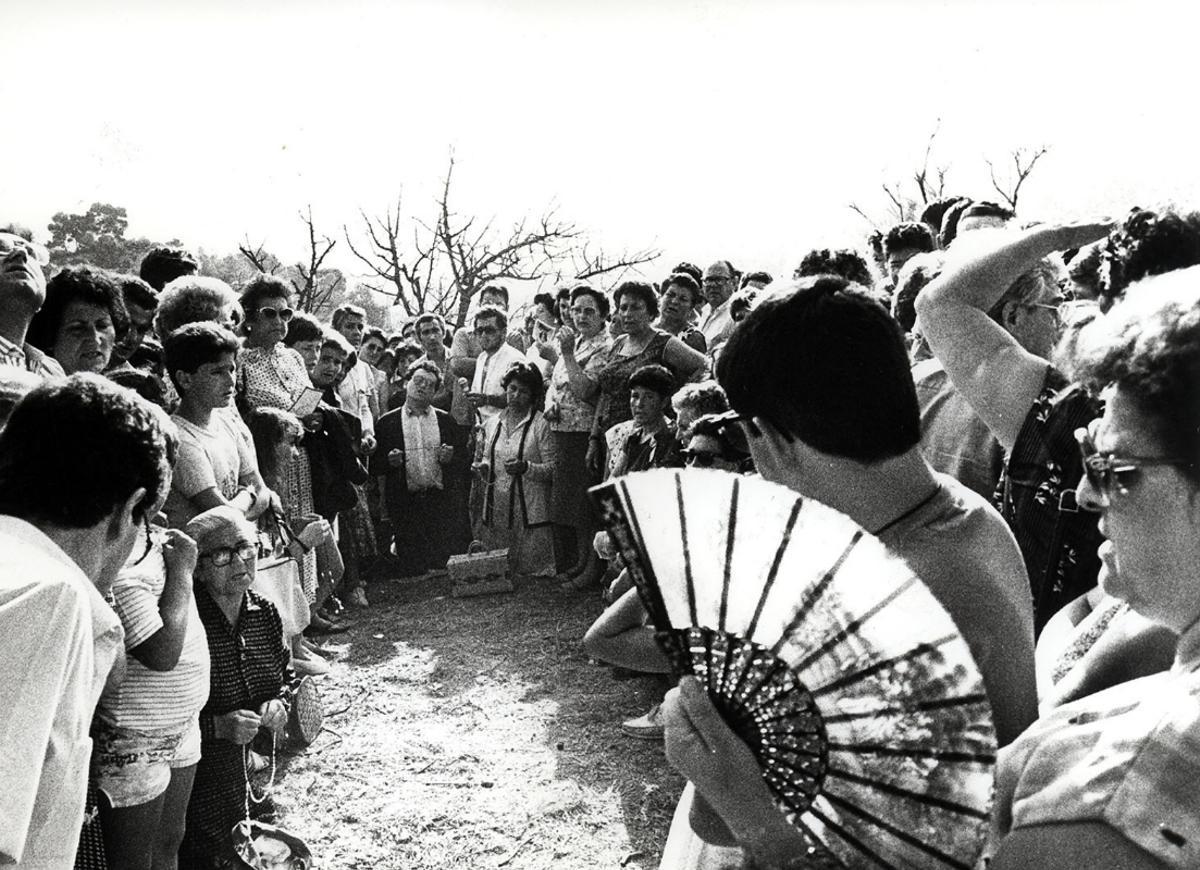Alzira 1986. Un vidente madrileño, Ángel Muñoz, reunió durante años a decenas de seguidores en lo alto de la Muntanyeta del Morrut de Alzira. Allí lanzaba mensajes apocalípticos. Luego fue acusado de estafa.
