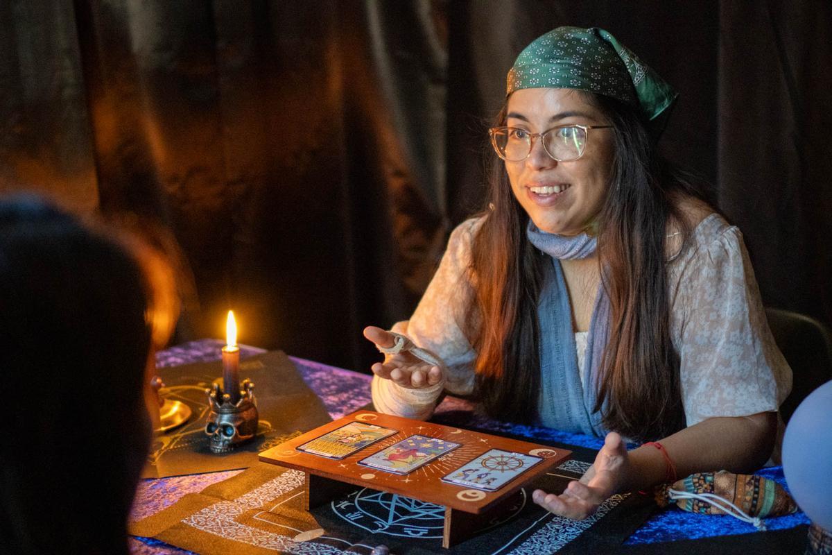 Tirada del Tarot de la Cooperación frente a jóvenes valencianos