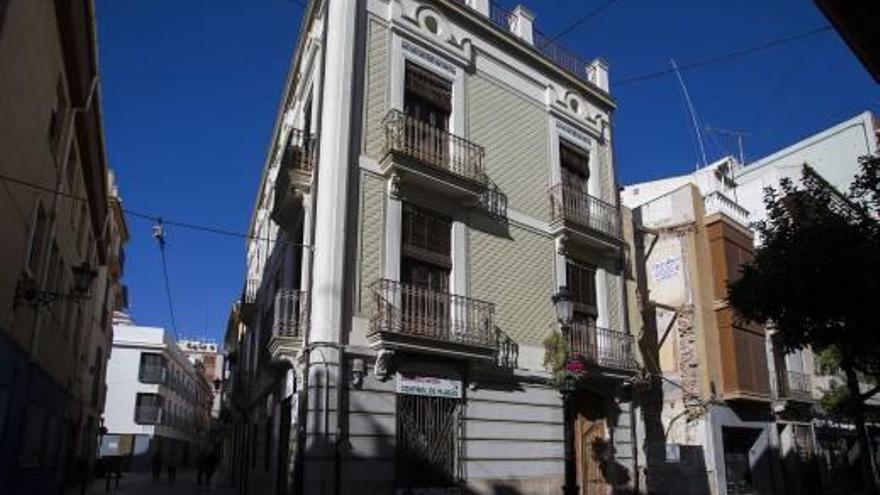 patrimonio histórico Viviendas que acogieron la antigua «lecheria« y la casa de Josep Pascual tirado, autor de Tombatossals .f c. ripollésFinca de la familia Llinàs f c. ripollés .Fontanería en la calle Antonio Maura. f c. ripollés Pilar Dolç en la Galería Cànem. f c. ripollés Pub Spoonful en la calle Morería f c. ripollés