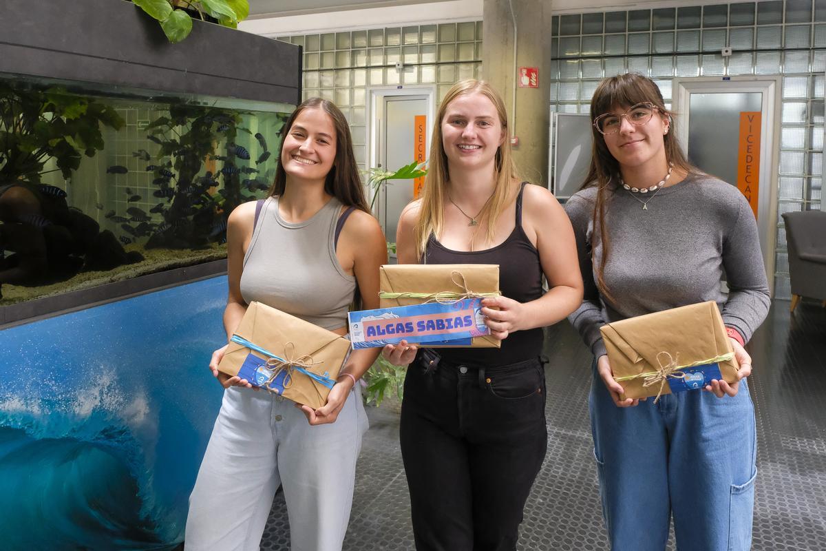 El equipo 'Algas sabias' formado por Chalotte Pereira, Mina Vassvik y Adriana Socorro, en la Facultad de Ciecnias del Mar.