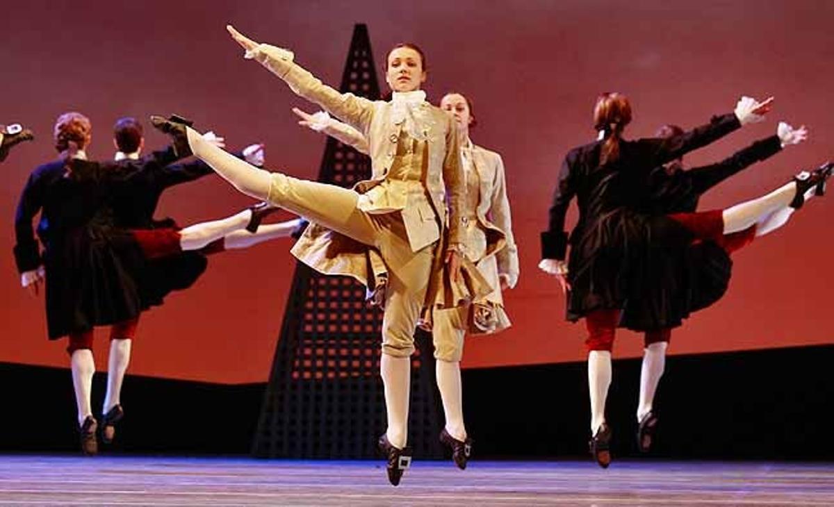 Ballarins de l’obra ’Le Parc’ durant una prova de vestuari, al Teatre Marinski a Sant Petersburg (Rússia).