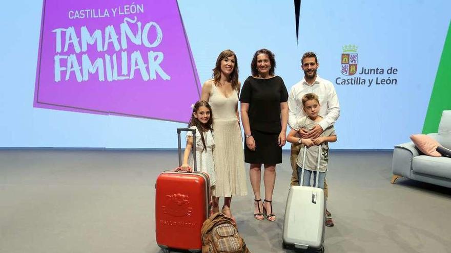 La consejera María Josefa García Cirac, junto a los actores protagonistas de anuncio de la campaña de turismo.