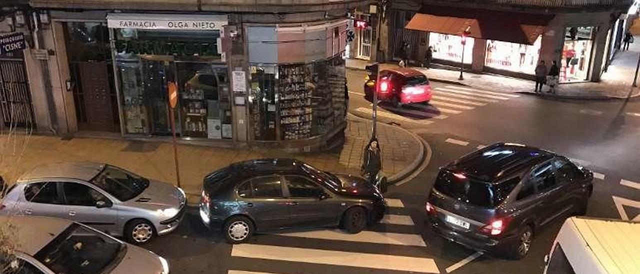 Estacionamiento en un paso de peatones. // Iñaki Osorio