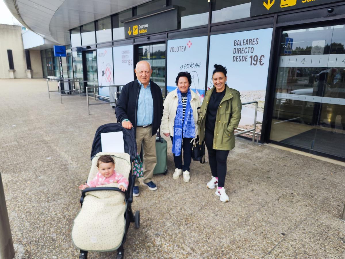 Joanna Piñera y su hija Celia Jiménez, recién llegadas de Alicante, con los abuelos Víctor Piñera y Marta Llamedo.