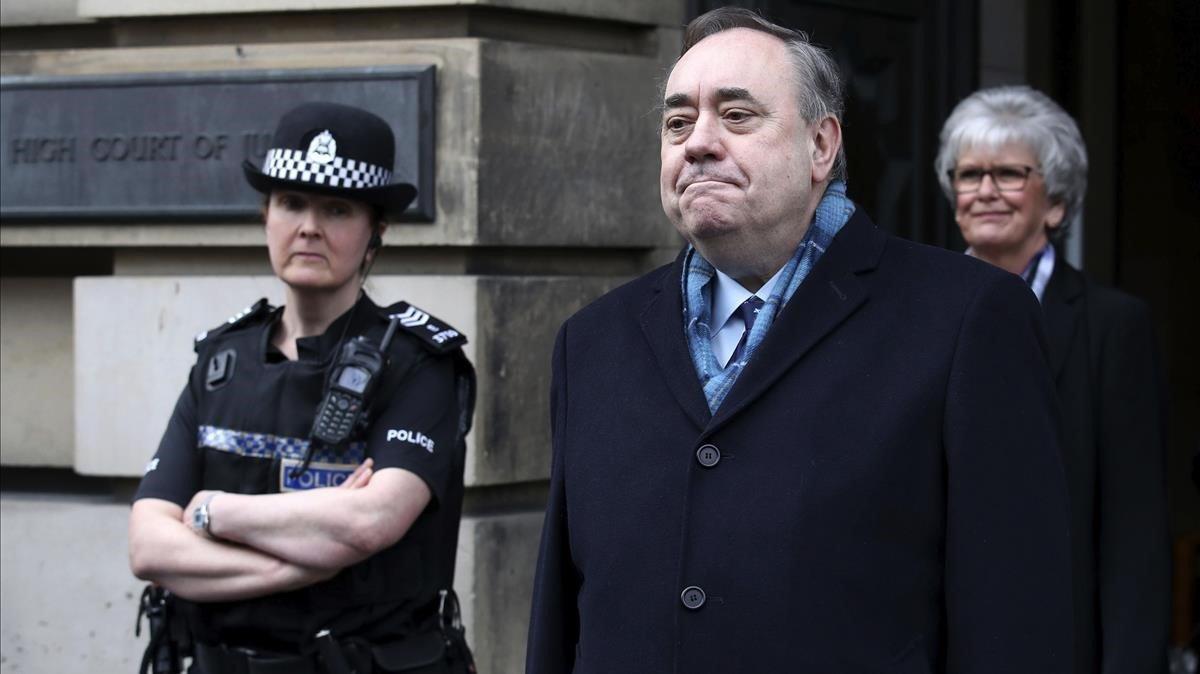 zentauroepp52897187 alex salmond pauses as he speaks to the media as he leaves t200323173722