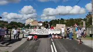 En el "barco de Chanquete"  para reclamar seguridad en su carretera: la imaginativa protesta de los vecinos de Collao