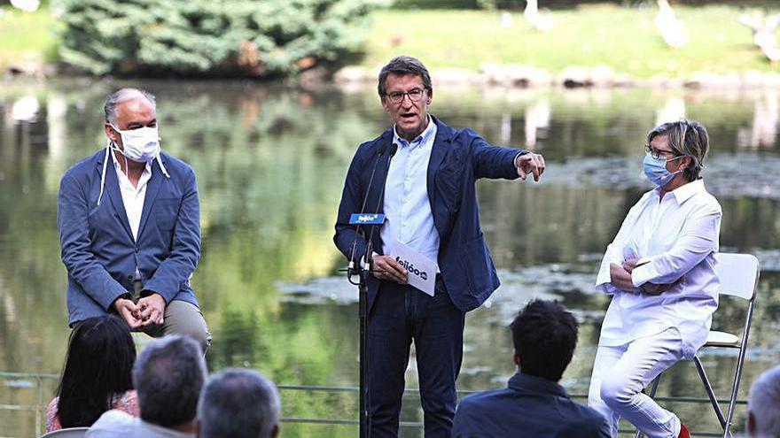 González Pons, Feijóo y Quintana, ayer en Santiago.