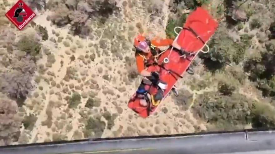 Bomberos rescatan a un senderista de 69 años tras sufrir una fractura de fémur en l&#039;Alfàs del Pi