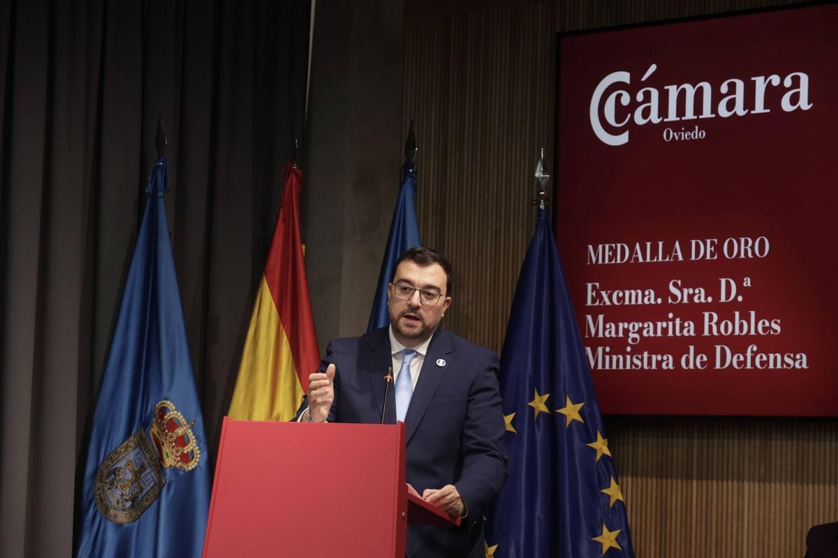 EN IMÁGENES: Margarita Robles recibe la Medalla de Oro de la Cámara de Comercio de Oviedo EN IMÁGENES: Margarita Robles recibe la Medalla de Oro de la Cámara de Comercio de Oviedo