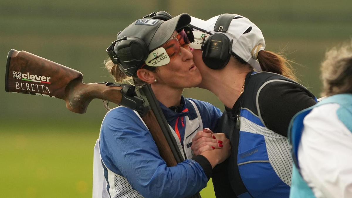 Fátima Gálvez felicita a la ganadora al final del torneo.