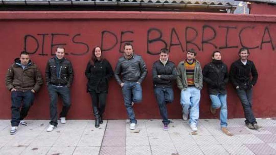 Los miembros de «Spanta la Xente», bajo una pintada con el título de uno de sus temas más conocidos.